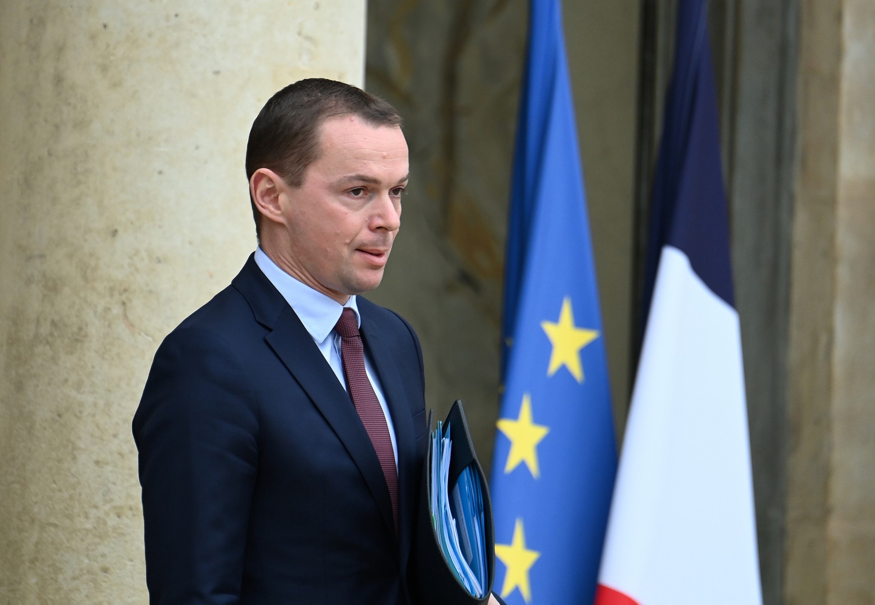 Le ministre français du Travail, Olivier Dussopt à l'issue de la réunion hebdomadaire du cabinet au palais présidentiel de l'Élysée, à Paris, le 22 février 2023