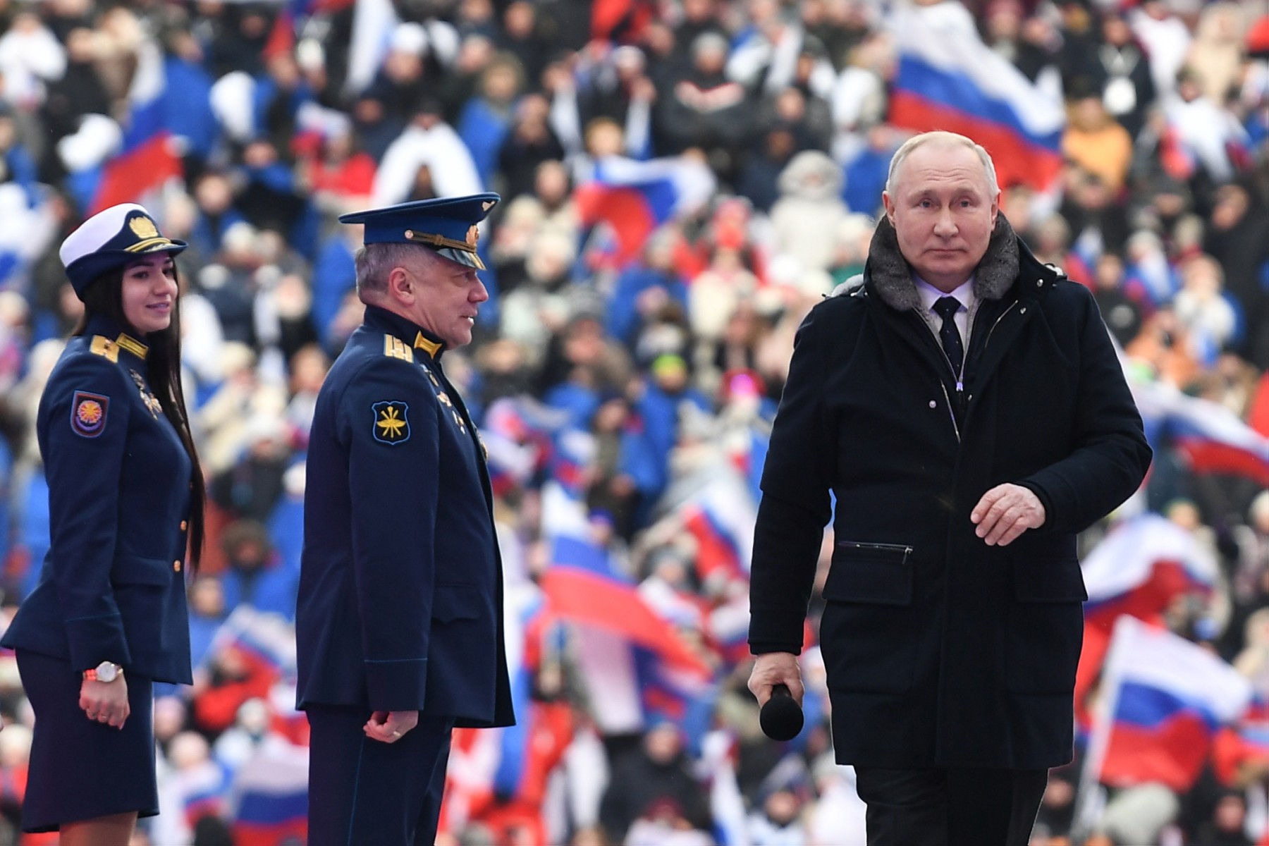 Poutine superstar: Des milliers de Russes acclament leur «leader» dans un stade à Moscou