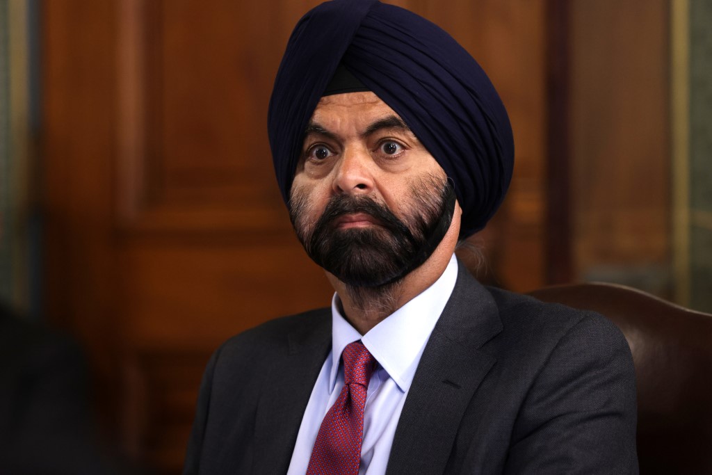 Dans cette photo d'archive prise le 26 mai 2021, le président exécutif de Mastercard Ajay Banga écoute pendant une réunion avec la vice-présidente américaine Kamala Harris sur le Triangle du Nord en Amérique centrale, au bureau de cérémonie de la vice-présidente au Eisenhower Executive Office Building le 27 mai 2021 à Washington, DC. (Photo par Alex Wong / Getty Images North America / AFP)
