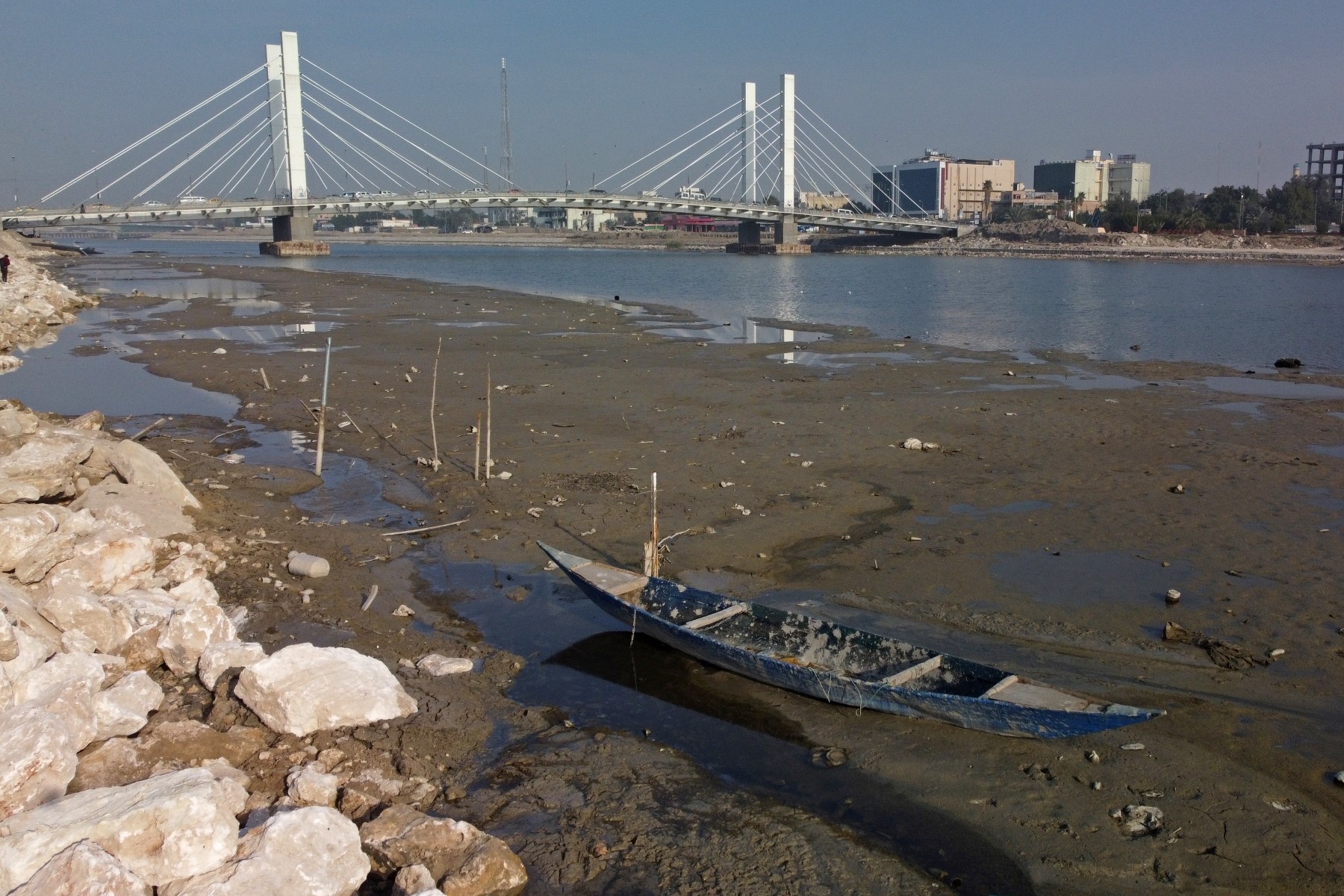Une vue aérienne montre le pont Hadarat sur l'Euphrate, dont le niveau d'eau a fortement diminué, à Nassiriya, le 26 février 2023. (Photo par Asaad Niazi / AFP)