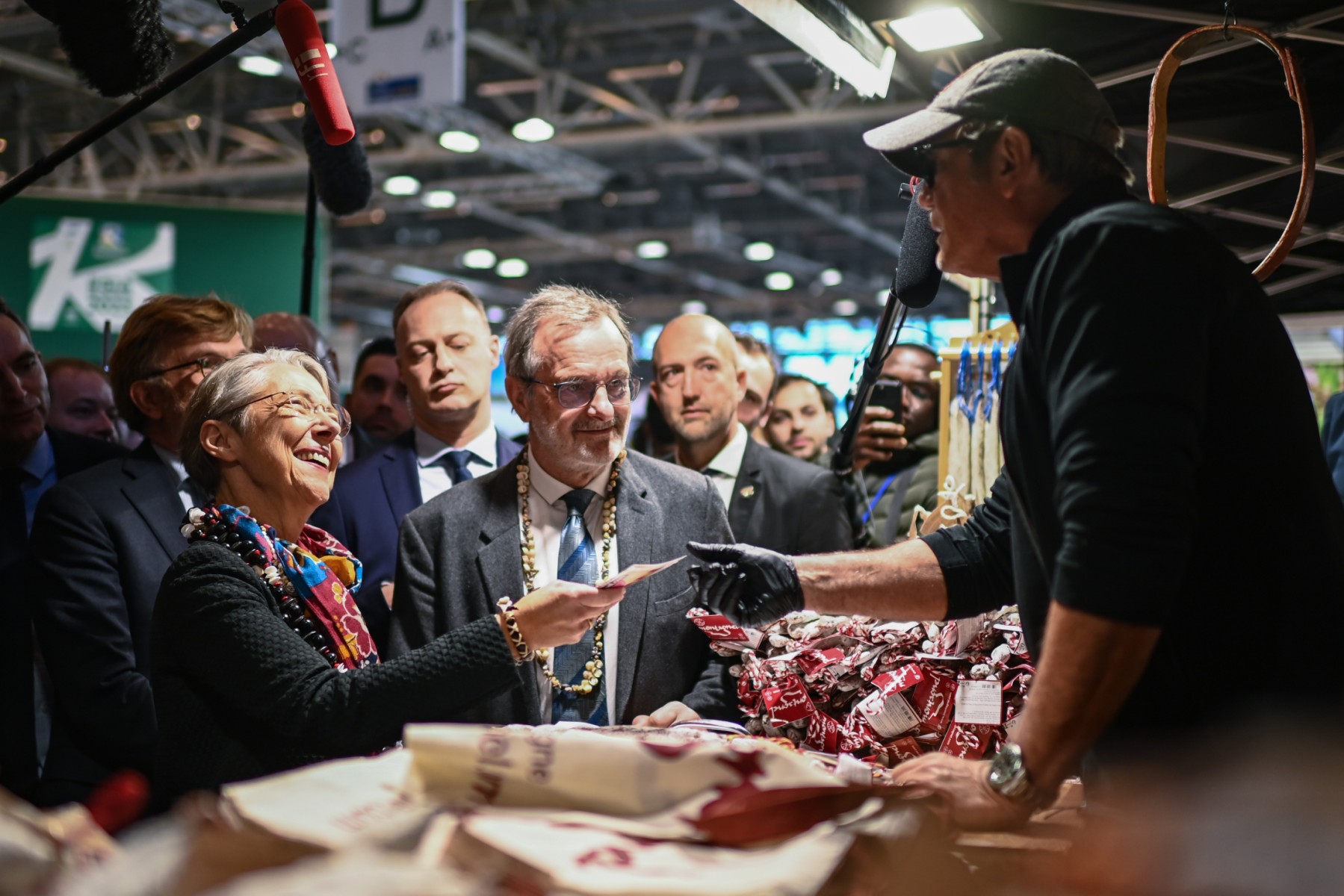 Elisabeth Borne entame sa visite du Salon de l'agriculture
