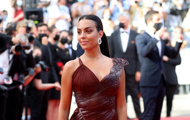 Georgina Rodriguez soutient une marque de Los Angeles dans un centre commercial en Arabie saoudite