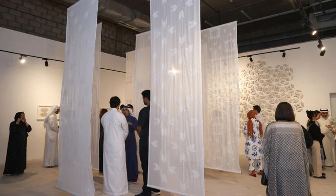 Le travail de deux saoudiennes, Daniah Al-Saleh et Asma Bahmim et d’une koweitienne, Farah Behbehani, est présenté à la galerie jusqu’en avril (Photo/ Adnan Salem Mahdali)