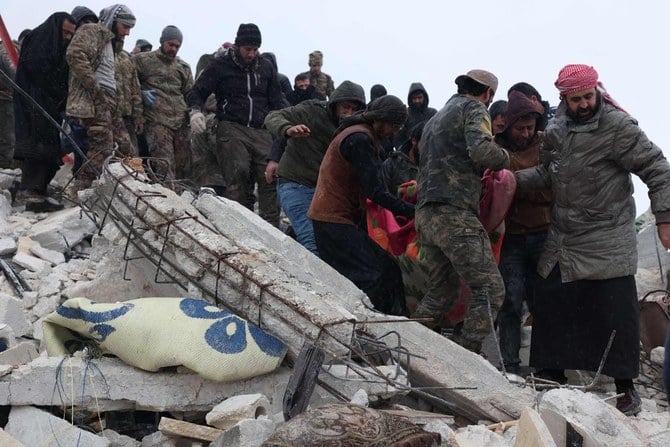 Dans un village de Syrie, un homme recherche les 30 membres de sa famille