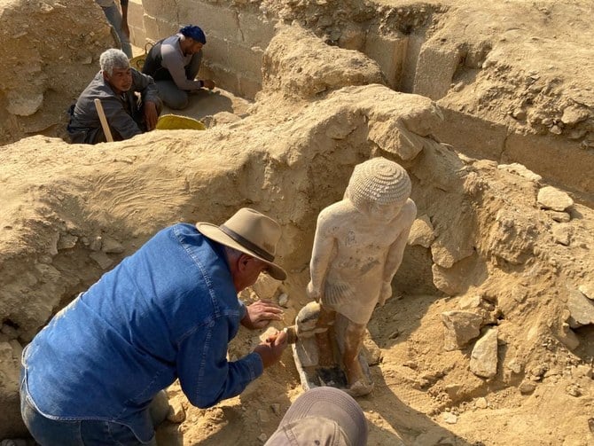 L’égyptologue Zahi Hawass explique les complexités de la manipulation des poses de statues à la nécropole égyptienne de Saqqarah, au sud du Caire, le 17 janvier 2021 (Photo fournie)