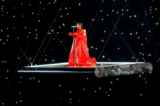 Rihanna revient sur scène, au Super Bowl, de nouveau enceinte