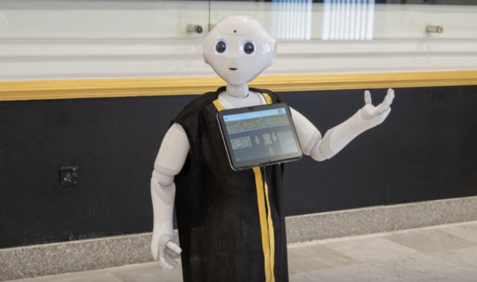 Un robot parlant onze langues reçoit les visiteurs au complexe King Abdelaziz pour la kiswa de la Sainte Kaaba