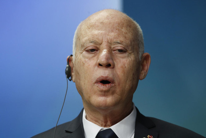 Le gouvernement tunisien tente d'atténuer les critiques et les dénonciations de racisme, après que le président Kais Saied a déclaré que la présence de migrants subsahariens faisait partie d'un complot visant à transformer le pays en un État "purement africain". (FILE/AP)