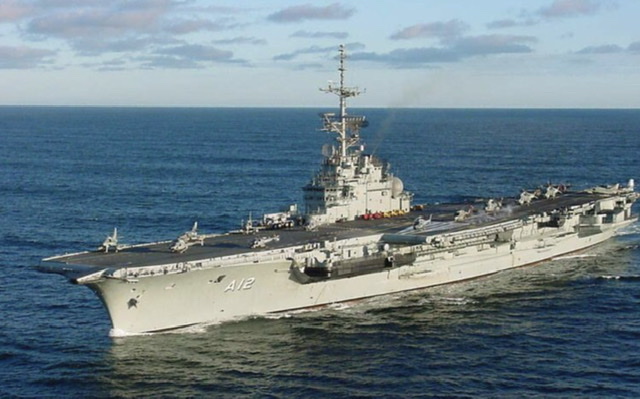 Le Brésil a coulé l'ancien porte-avions Foch, contaminé, dans l'Atlantique