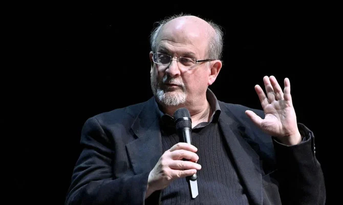 Salman Rushdie déclare se sentir «chanceux» dans sa première interview depuis qu'il a été poignardé