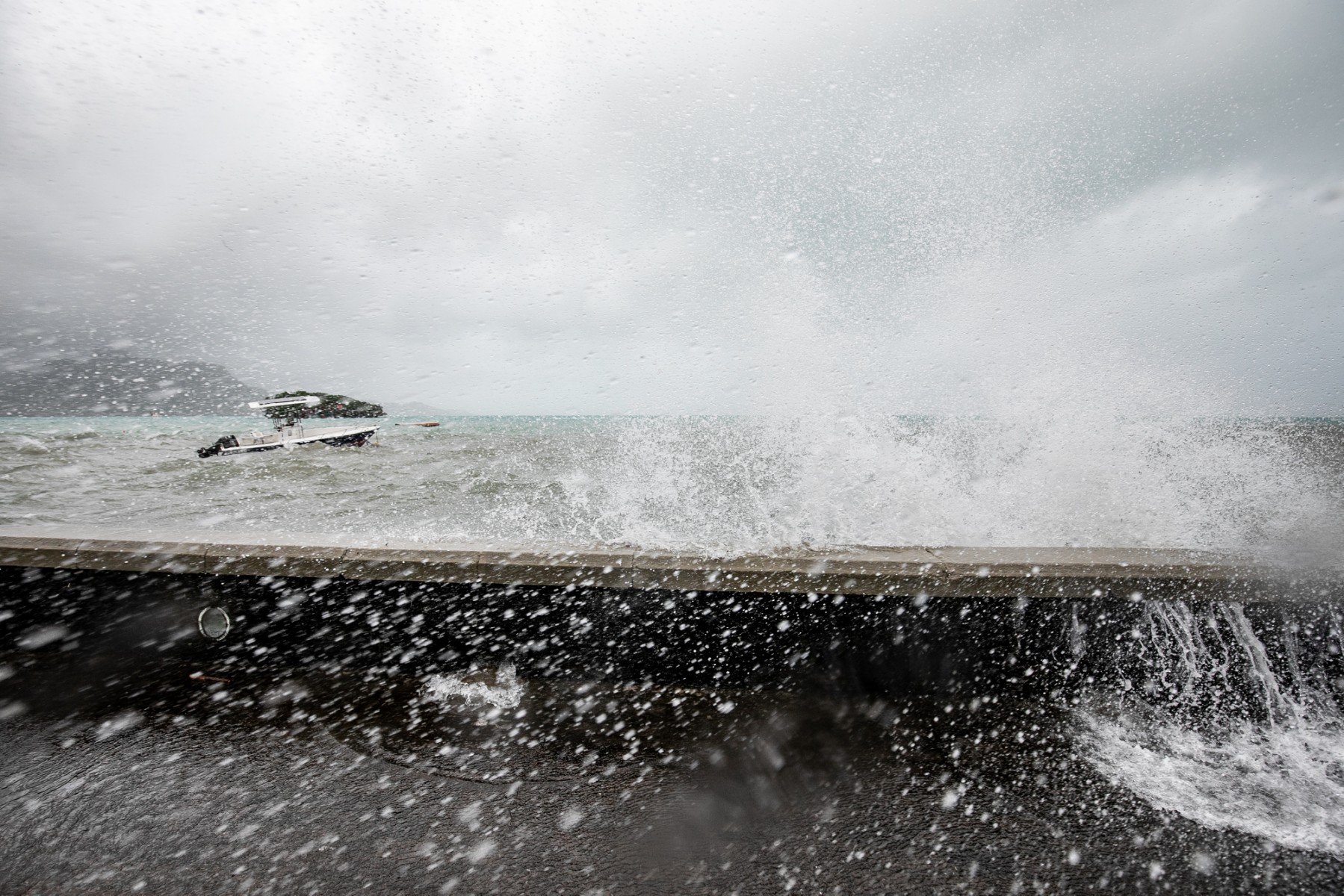 Des vents forts et une pluie battante frappent le littoral mauricien à Mahebourg, un petit village de pêcheurs, le 2 février 2022. (Photo de Laura Morosoli / AFP)