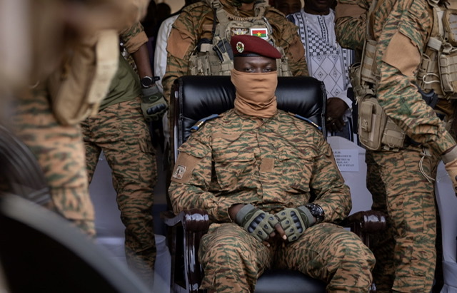 Burkina: Traoré maintient les relations avec Paris, dément la présence de Wagner