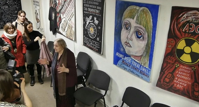 En Russie, une artiste de 77 ans présente ses pancartes pacifistes en plein conflit en Ukraine