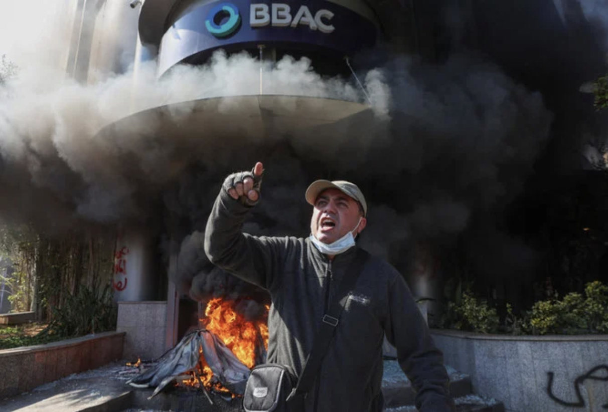 Les banques de Beyrouth incendiées alors que la colère contre l'effondrement économique s'intensifie