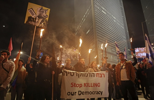 Plusieurs milliers d'Israéliens de nouveau dans la rue contre la réforme judiciaire