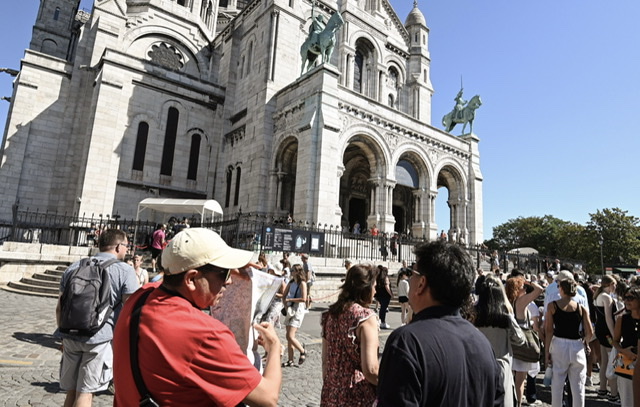 Les touristes étrangers ont rapporté 58 milliards à la France en 2022, un record selon Atout France