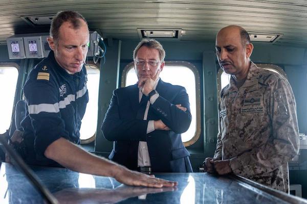 L'ambassadeur de France en Arabie soudite, Ludovic Pouille, à bord du porte-avions Charles de Gaulle (photo Twitter @ludovic_pouille)