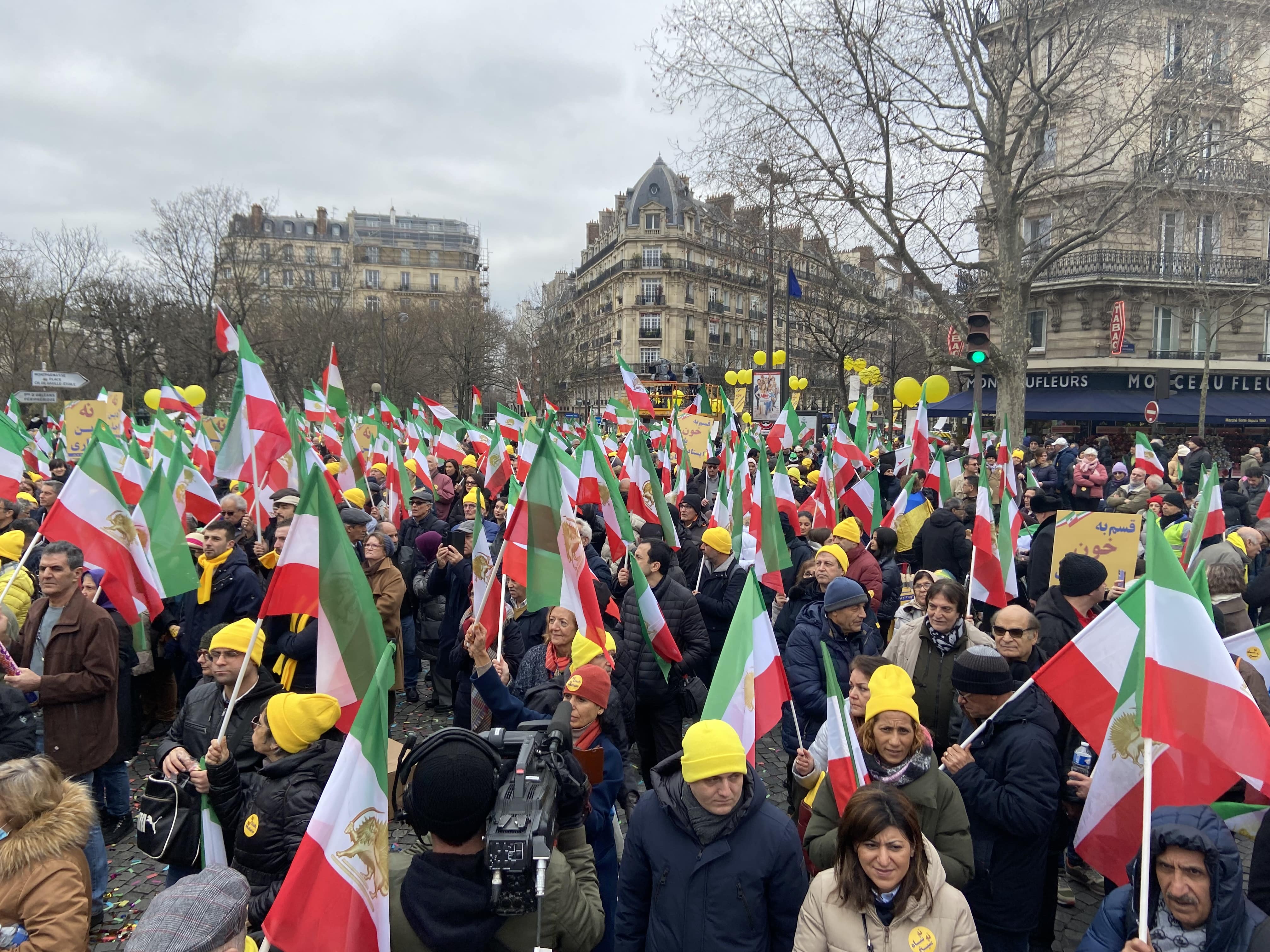 Anniversaire de la chute du shah: Des milliers d’Iraniens manifestent contre le régime des Mollahs à Paris