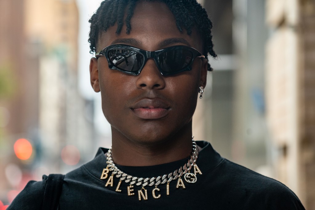 Joseph Holland porte un collier de Balenciaga x Gucci lors de la semaine de la mode de New York aux Spring Studios, le 11 septembre 2022 à New York. (Photo David Dee Delgado/Getty Images/AFP)