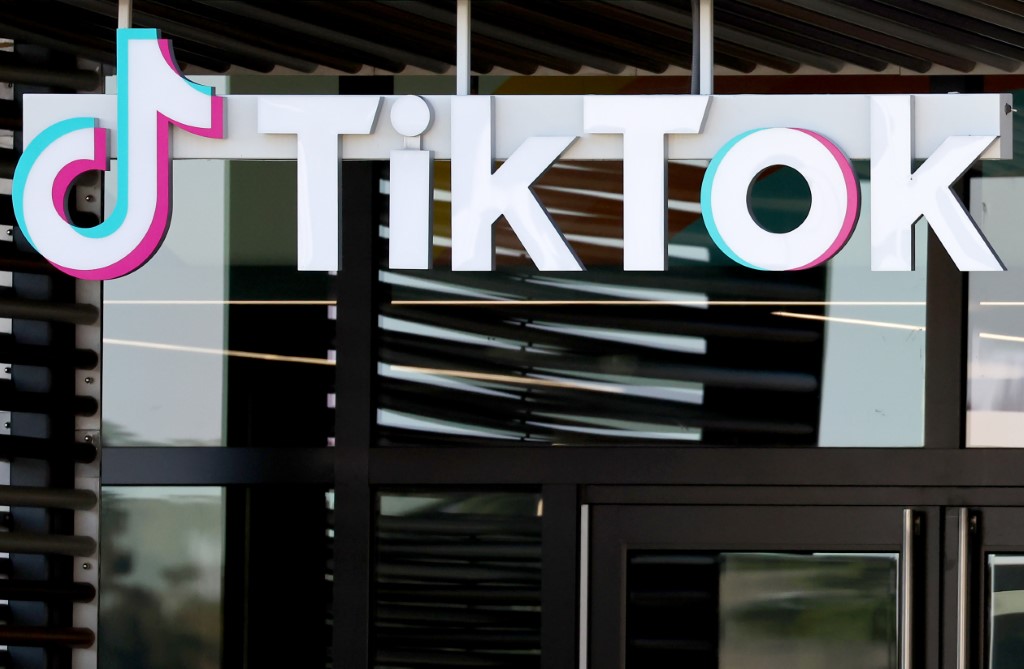 TikTok, en croissance rapide en Europe, promet de respecter les règles de l'UE