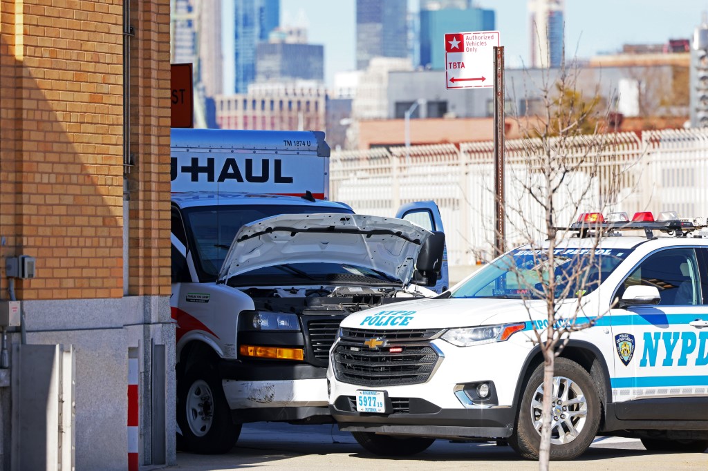Un homme au volant d'une camionnette renverse et blesse huit personnes à New York