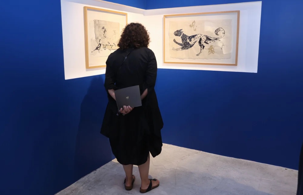 Visiteuse appréciant la Fantasia d’Asma Bahmim (Photo/Adnan Salem Mahdali)