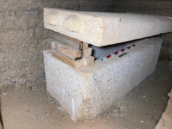 Ce sarcophage a été scellé dans une pièce au fond d’un puits de 10 mètres de profondeur, pesant plus de 3 tonnes (Photo fournie)