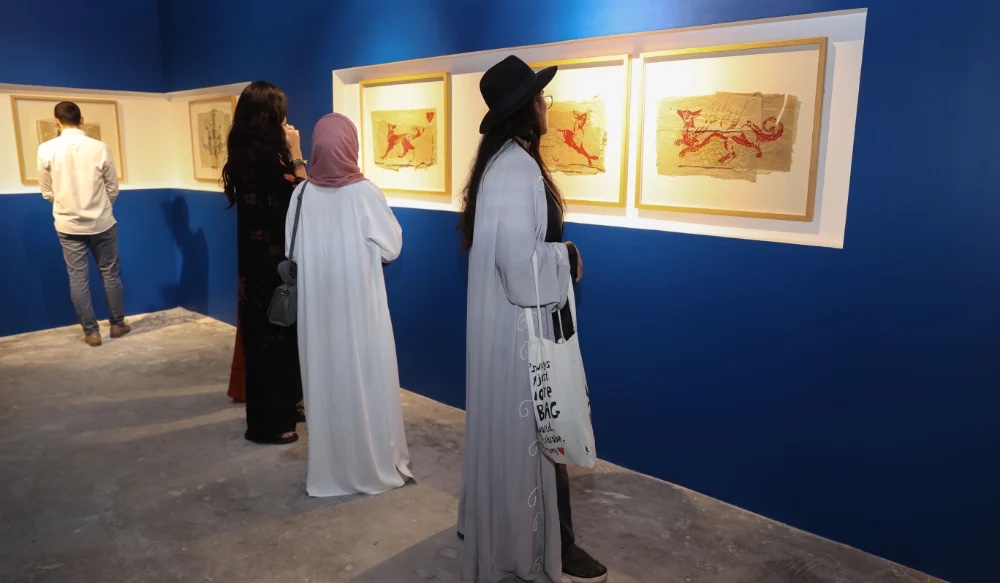 Le travail de deux saoudiennes, Daniah Al-Saleh et Asma Bahmim et d’une koweitienne, Farah Behbehani, est présenté à la galerie jusqu’en avril (Photo/ Adnan Salem Mahdali)