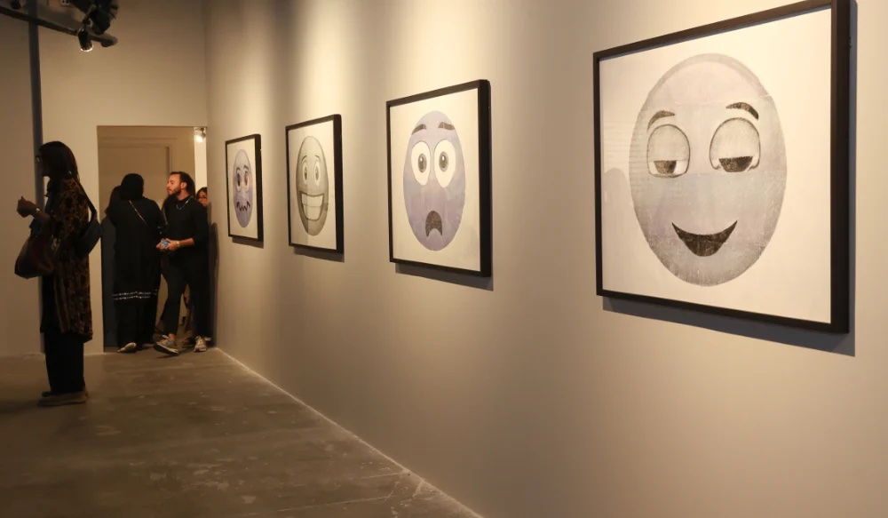 Le travail de deux saoudiennes, Daniah Al-Saleh et Asma Bahmim et d’une koweitienne, Farah Behbehani, est présenté à la galerie jusqu’en avril (Photo/ Adnan Salem Mahdali)