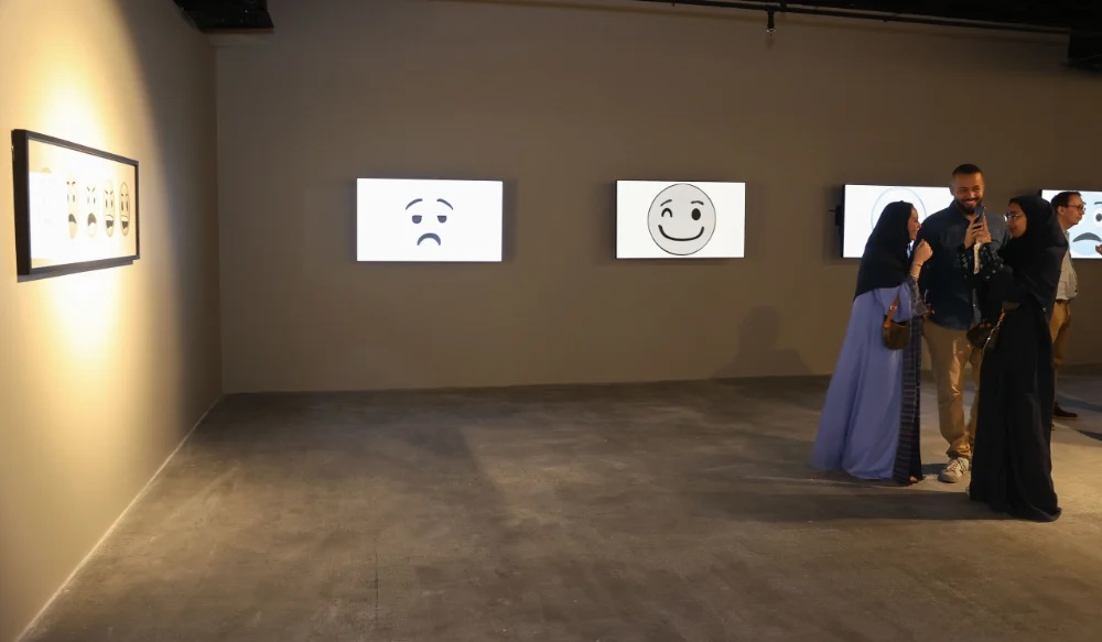 Le travail de deux saoudiennes, Daniah Al-Saleh et Asma Bahmim et d’une koweitienne, Farah Behbehani, est présenté à la galerie jusqu’en avril (Photo/ Adnan Salem Mahdali)