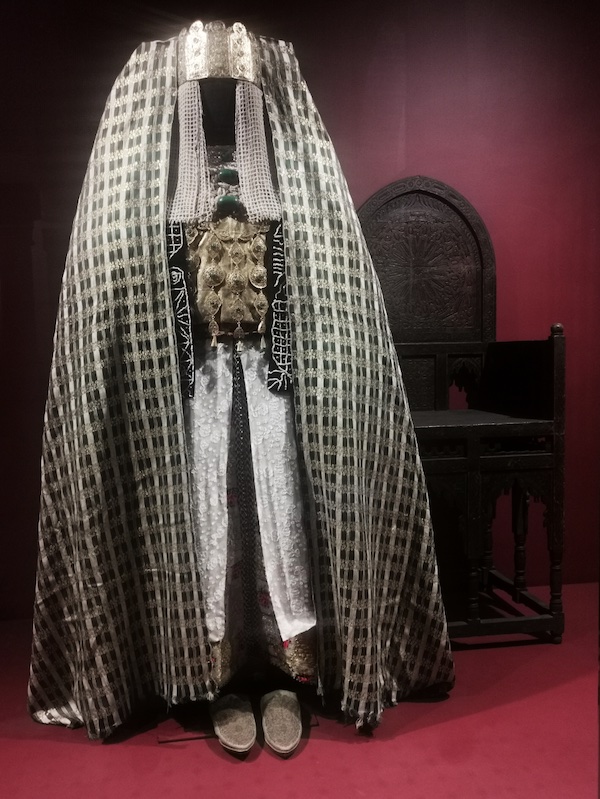 Tenue de mariée originaire de Fès, salle des bijoux anciens (fournie)