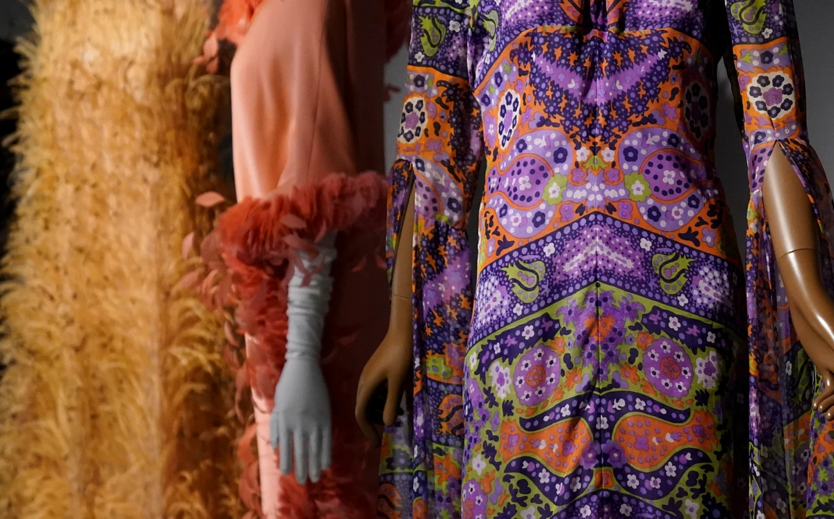 Modèles à l’'exposition "Dior + Balenciaga : les rois de la couture et leurs héritages", qui met en vedette la mode des deux plus importants couturiers du milieu du 20e siècle, au Museum at FIT à New York, le 31 mai 2022. (Photo par Timothy A. Clary / AFP)