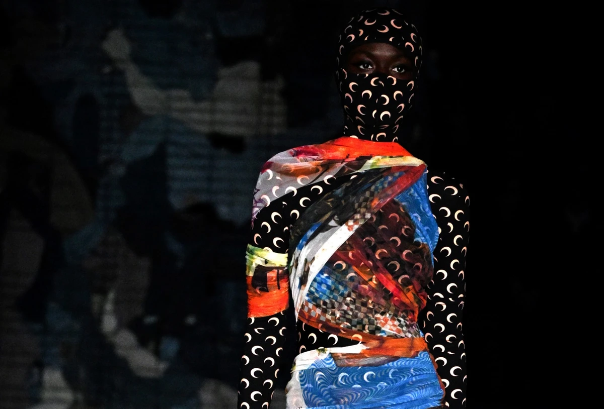 Un mannequin présente une création lors du défilé Marine Serre dans le cadre de la semaine de la mode Prêt-à-porter masculin automne-hiver 2023-2024 à Paris, le 21 janvier 2023. (Photo : Emmanuel Dunand / AFP)