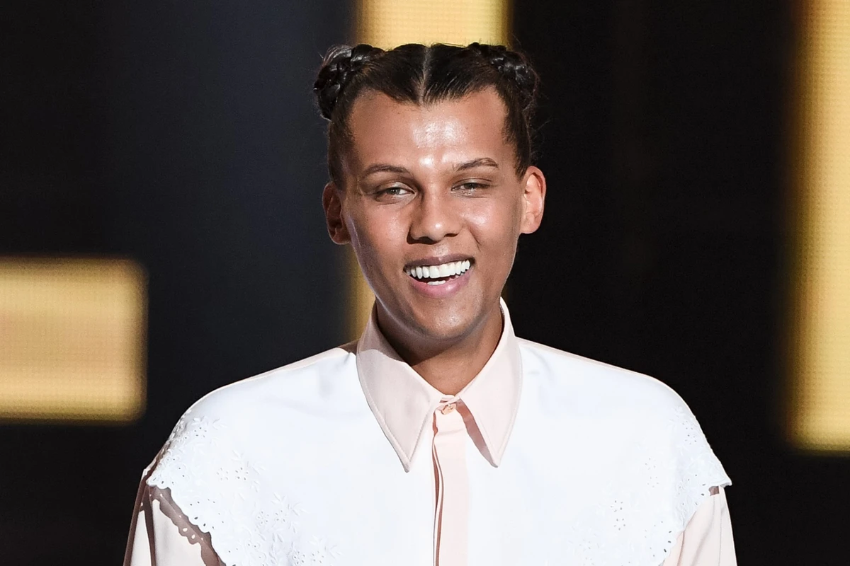 Sur cette photo d'archives prise le 11 février 2022, le chanteur, compositeur et président d'honneur belge Paul Van Haver alias Stromae sourit sur scène lors de la 37e édition des Victoires de la musique. (Photo de Bertrand Guay / AFP)