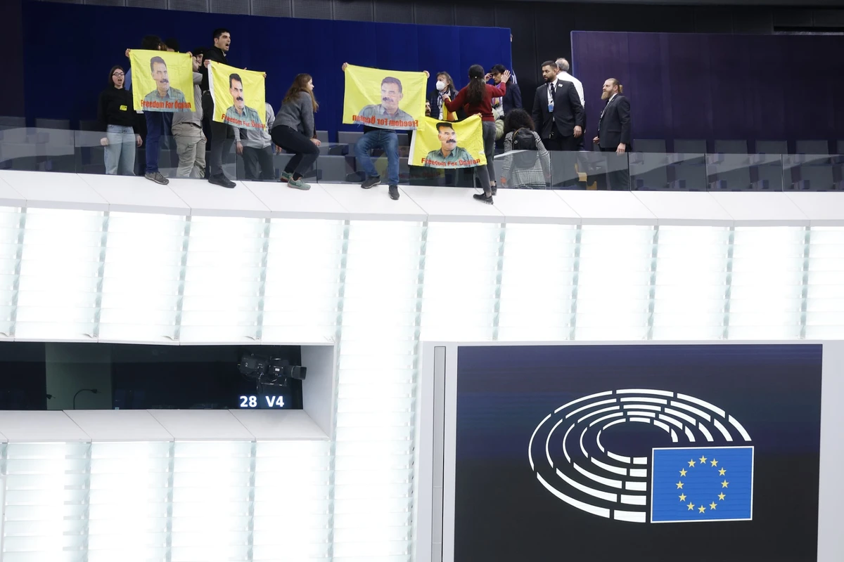 Des militants kurdes interrompent les débats au Parlement européen
