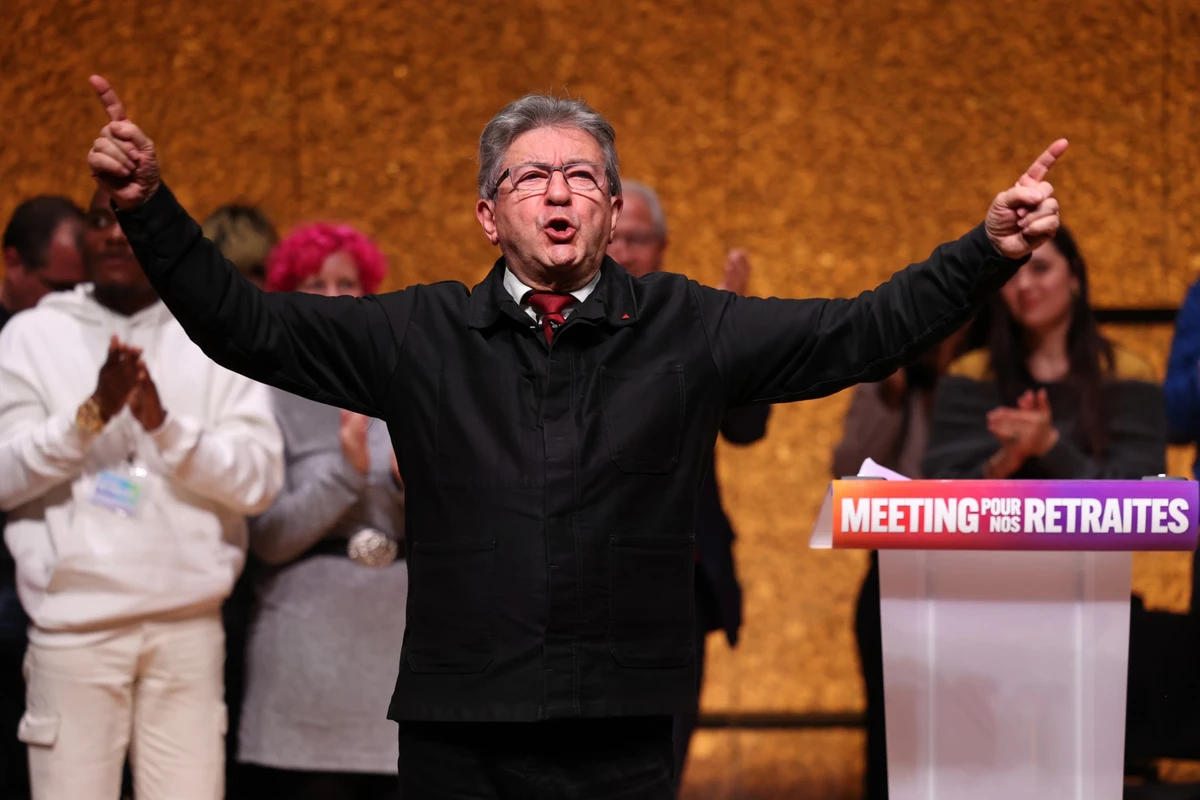 Absent de l'hémicycle, Mélenchon s'est érigé en «maître du temps» parlementaire