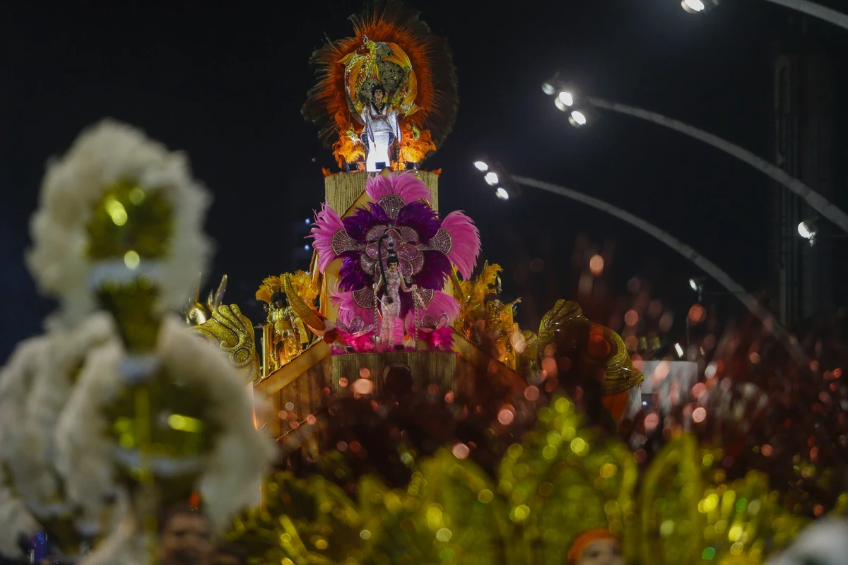 Brésil: le carnaval de Rio dans toute sa splendeur au sambodrome