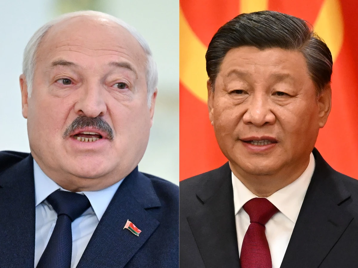 Cette combinaison d'images d'archives créée le 25 février 2023 montre le président bélarussien Alexandre Loukachenko s'adressant aux médias étrangers au Palais de l'Indépendance à Minsk le 16 février 2023, et le président chinois Xi Jinping s'exprimant lors de la présentation des membres du nouveau Comité permanent du Politburo du Parti communiste chinois au Grand Hall du Peuple à Pékin le 23 octobre 2022. (Photo de Natalia KOLESNIKOVA Et Noel CELIS / AFP)
