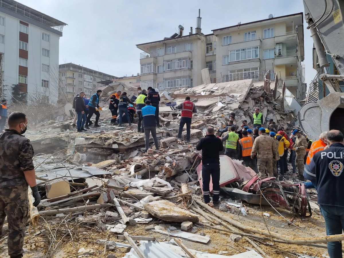 Turquie: au moins un mort et des dizaines de blessés après une réplique du séisme