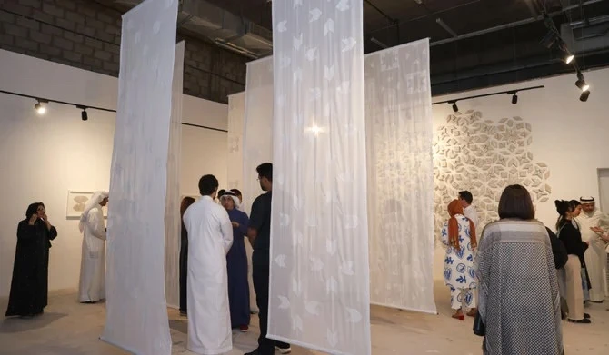 Le travail de deux saoudiennes, Daniah Al-Saleh et Asma Bahmim et d’une koweitienne, Farah Behbehani, est présenté à la galerie jusqu’en avril (Photo/ Adnan Salem Mahdali)