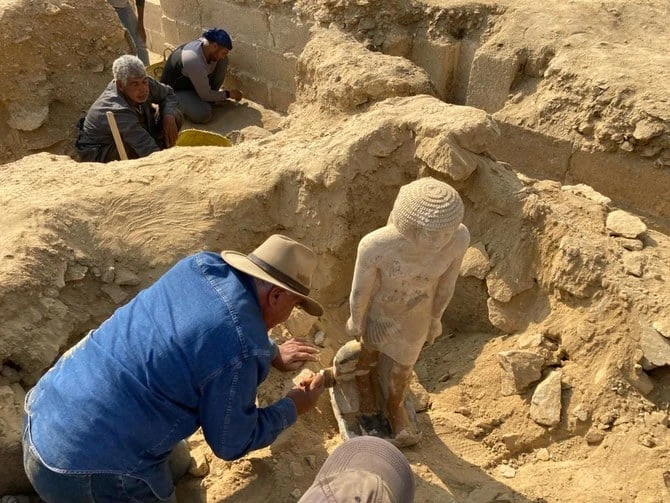 L’égyptologue Zahi Hawass explique les complexités de la manipulation des poses de statues à la nécropole égyptienne de Saqqarah, au sud du Caire, le 17 janvier 2021 (Photo fournie)