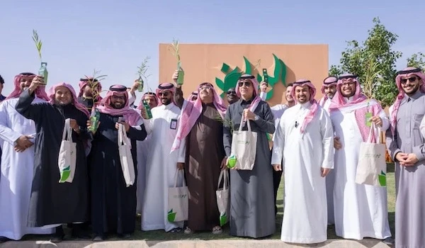 L’ingénieur Abdulaziz Al-Moqbel, directeur du projet Green Riyad (troisième de droite) entouré de professionnels des médias qui ont assisté au début des travaux du projet dans le quartier d’Al-Naseem (Photo fournie)
