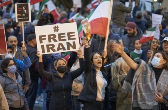 Manifestations en Iran: Isoler le régime iranien n'est pas synonyme d'ingérence dans ses affaires