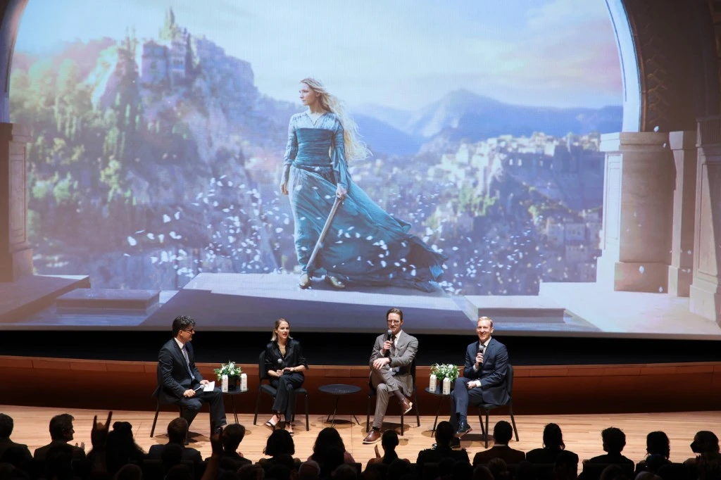 De gauche à droite, Anthony Breznican, Lindsey Weber, J. D. Payne et Patrick McKay parlent sur scène pendant la projection spéciale à New York de "The Lord Of The Rings : The Rings Of Power", au Alice Tully Hall le 23 août 2022. (Dimitrios Kambouris/Getty Images for Prime Video/AFP)