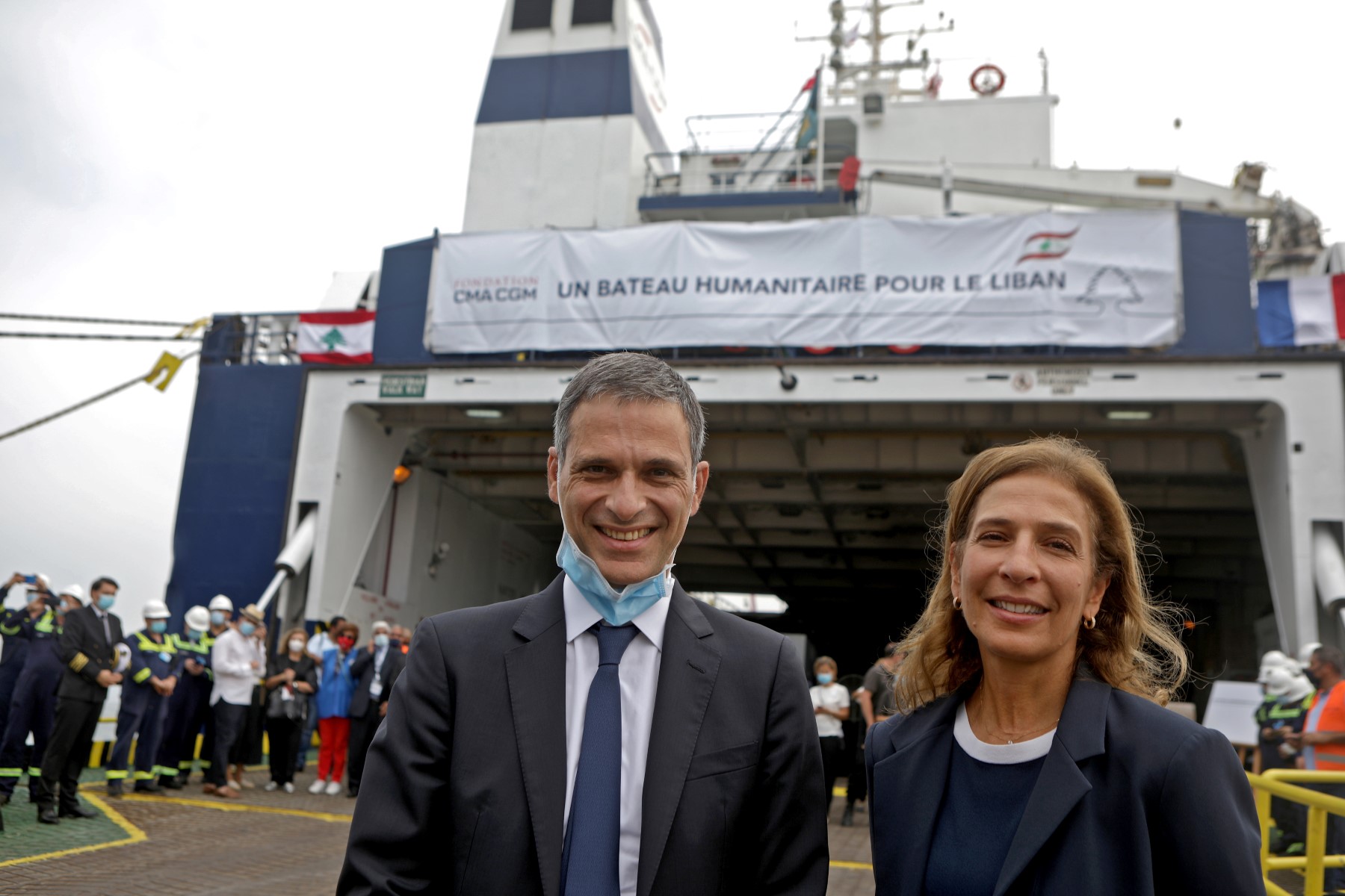 Rodolphe Saadé, président-directeur général franco-libanais du groupe maritime CMA-CGM, et Tania Saadé-Zeeny, directrice générale, posent devant l'Aknoul déchargeant l'aide d'urgence pour le Liban dans le cadre de "Un navire humanitaire pour le Liban" au port de Beyrouth le 1er septembre 2020. (AFP / Navire humanitaire pour le Liban / Patrick Baz)