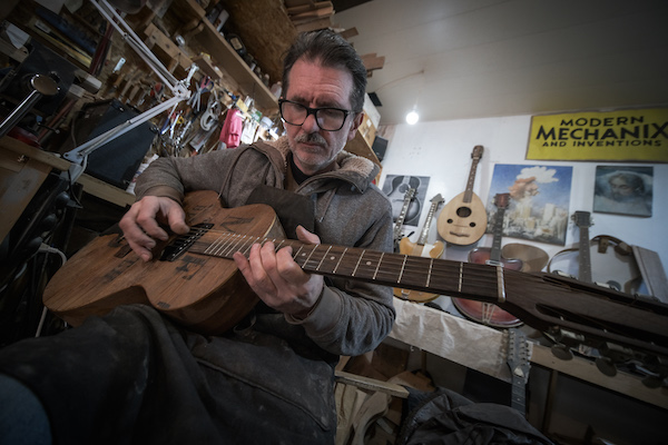 Olivier Gredzinski, le luthier français tombé amoureux de Beyrouth. (Photo Joao Sousa)