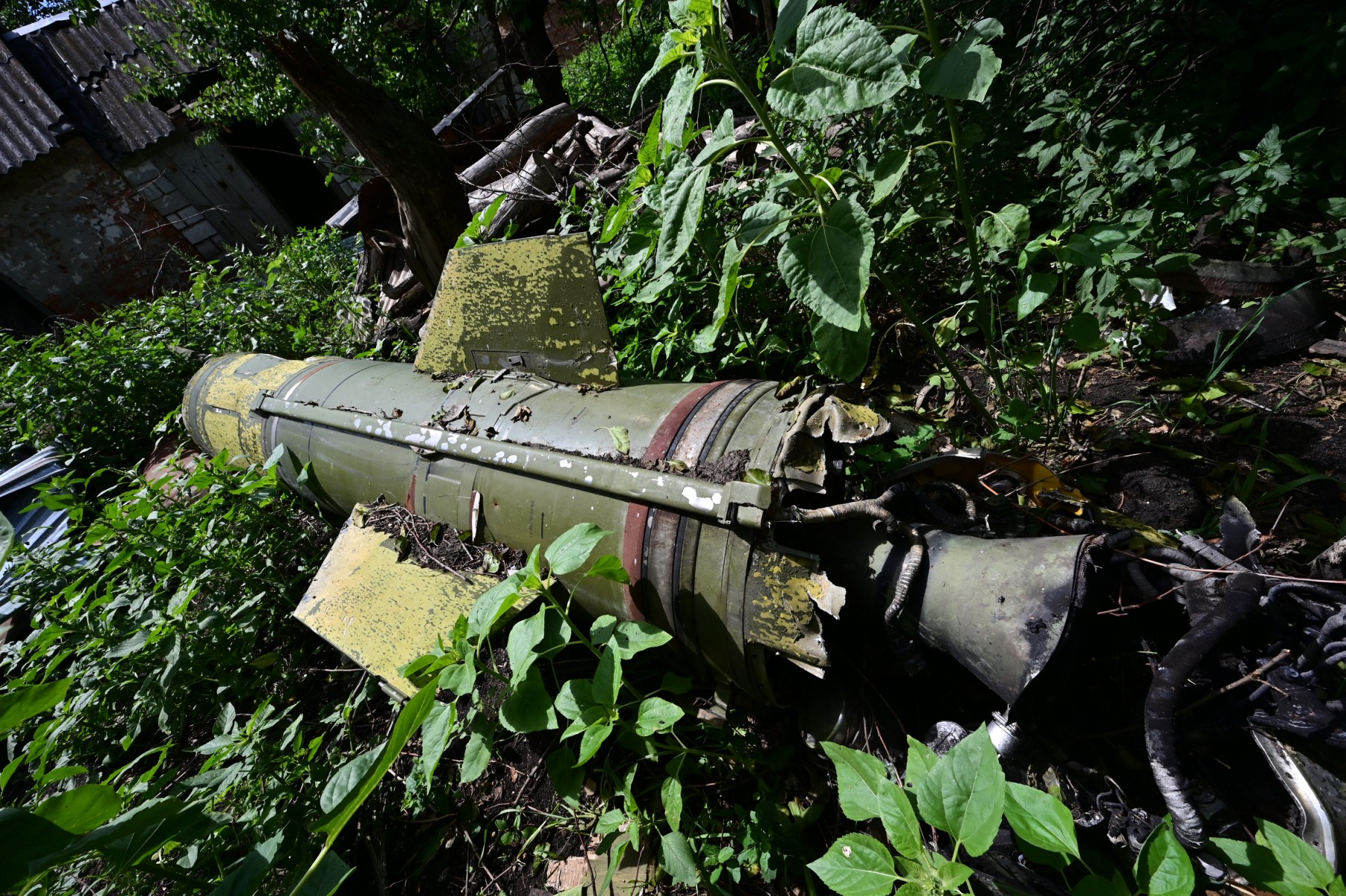 Une photo prise le 13 juillet 2022 montre un missile balistique tactique soviétique Tochka U dans le jardin d'une maison dans l'est de l'Ukraine, au milieu de l'invasion russe de l'Ukraine. (Photo Miguel Medina / AFP)