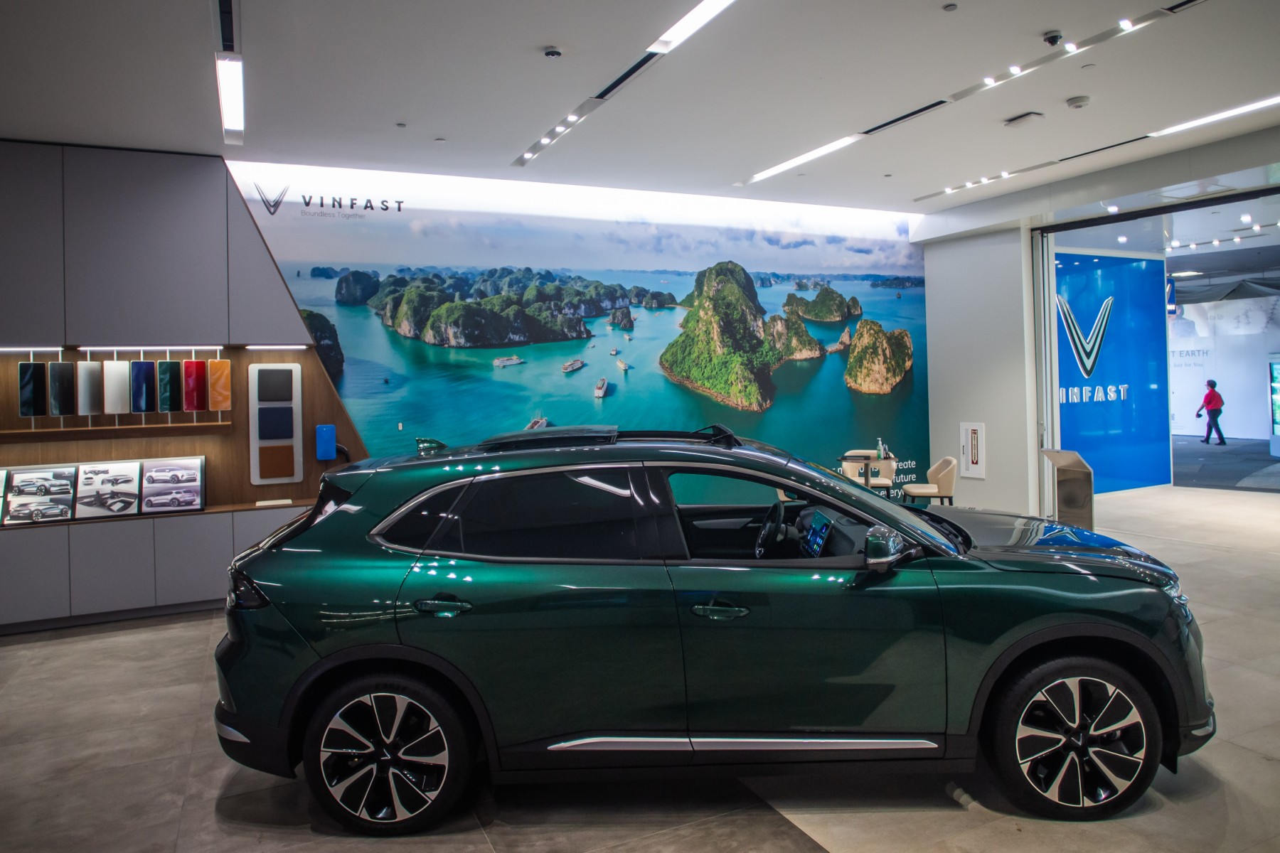 Le véhicule électrique VF-8 de VinFast, un constructeur automobile vietnamien produisant des voitures électriques et des SUV, est exposé dans sa salle d'exposition à Santa Monica, en Californie, le 13 septembre 2022. (Photo par Apu GOMES / AFP)