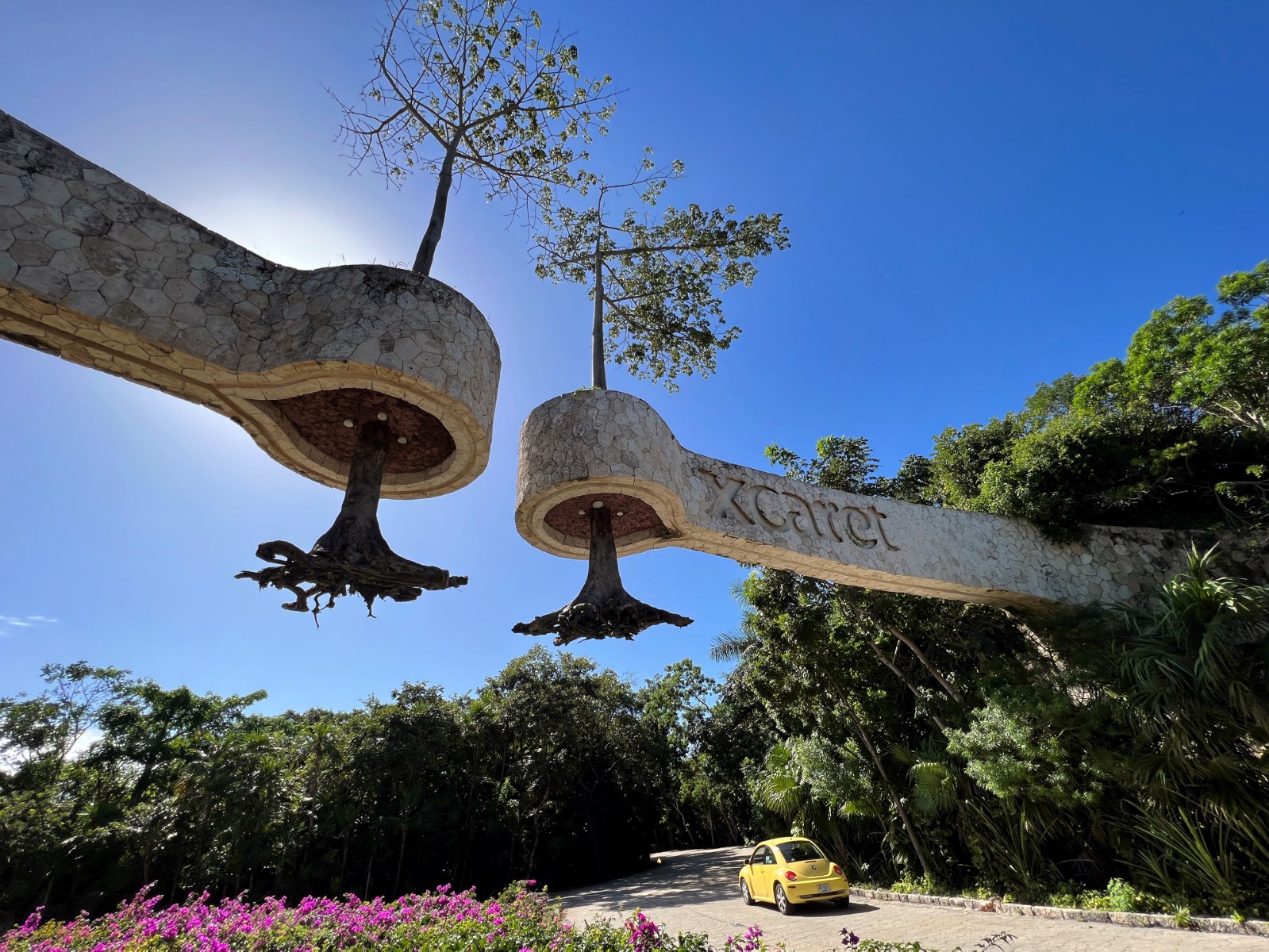 Vue de l'entrée du parc d'attraction Xcaret, à Cancun, dans l'État de Quintana Roo, au Mexique, le 11 novembre 2022. (Photo par Daniel SLIM / AFP)