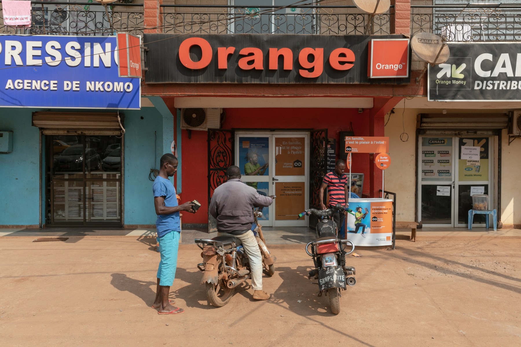 Une vue générale devant un magasin Orange dans le quartier d'Ekounou à Yaoundé, le 19 janvier 2023. (Photo de Daniel Beloumou Olomo / AFP)